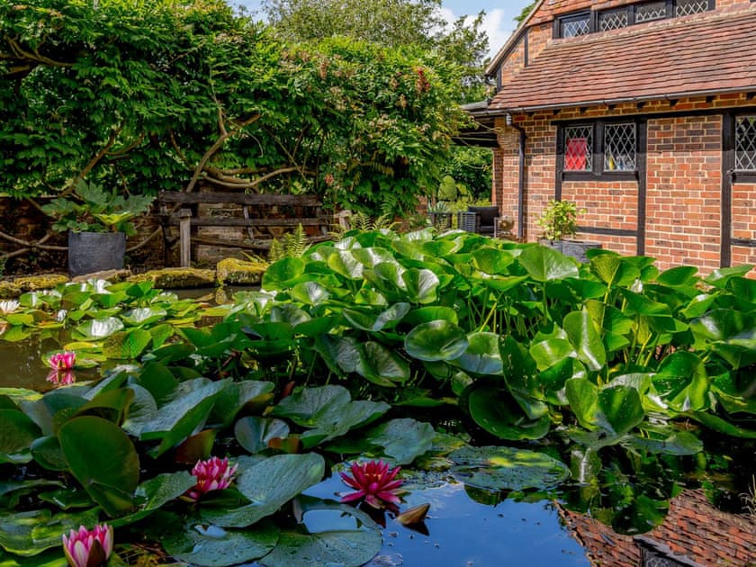 Garden and grounds | Furnace House - Furnace Cottages, Felbridge