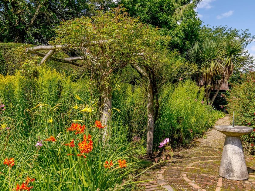 Garden and grounds | Furnace House - Furnace Cottages, Felbridge