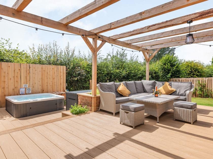 Hot tub | Lucky’s Stable - The Osiers, Chichester