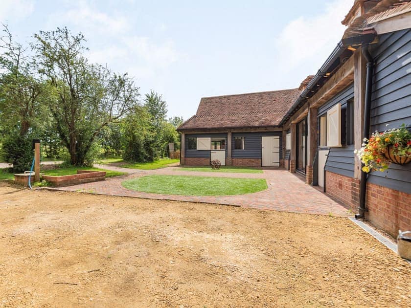 Garden and grounds | Lucky’s Stable - The Osiers, Chichester