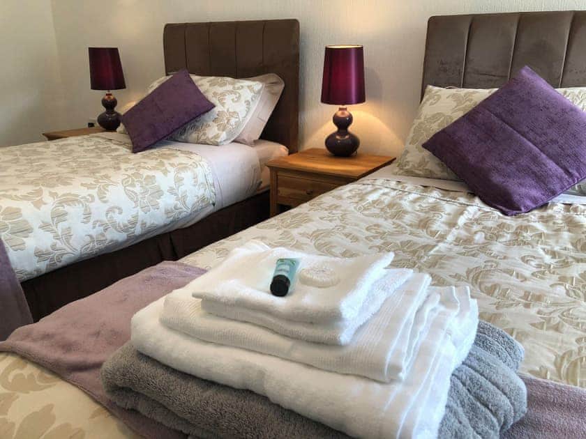 Twin bedroom | Ballygroggan Farmhouse - Ballygroggan Farm, Machrihanish, near Campbeltown