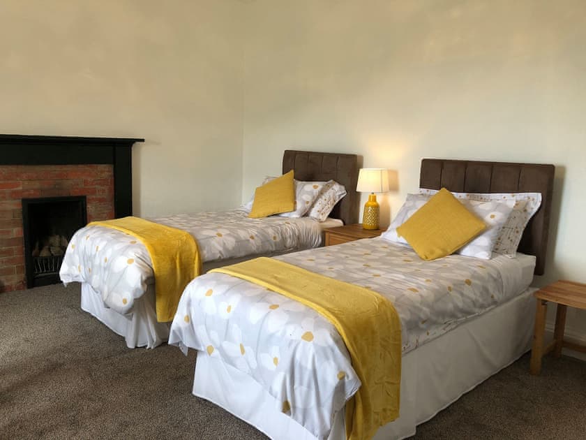 Twin bedroom | Ballygroggan Farmhouse - Ballygroggan Farm, Machrihanish, near Campbeltown
