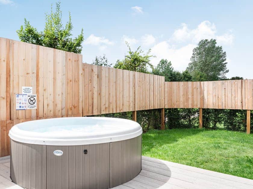 Hot tub | The Osiers- Silhouette’s Stable - The Osiers, Chichester