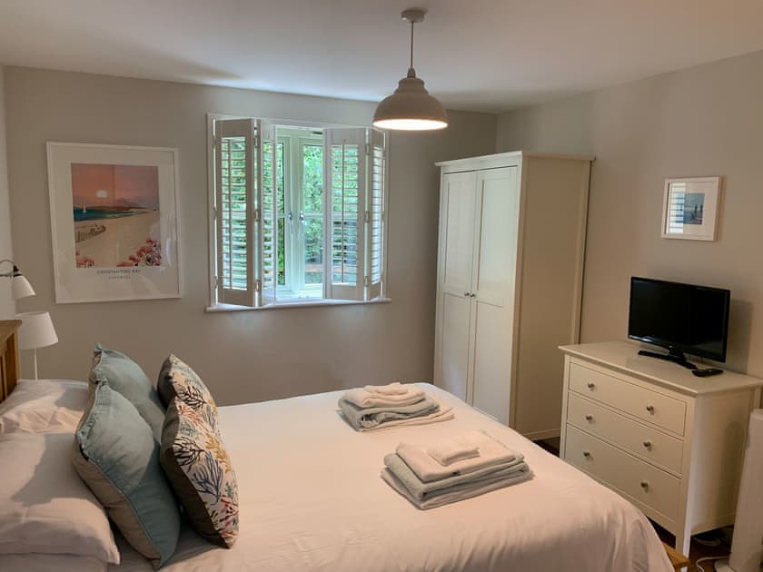 King size bedroom | Meadowside Lodges- Peregrine Lodge - Meadowside Lodges, St Columb, near Padstow