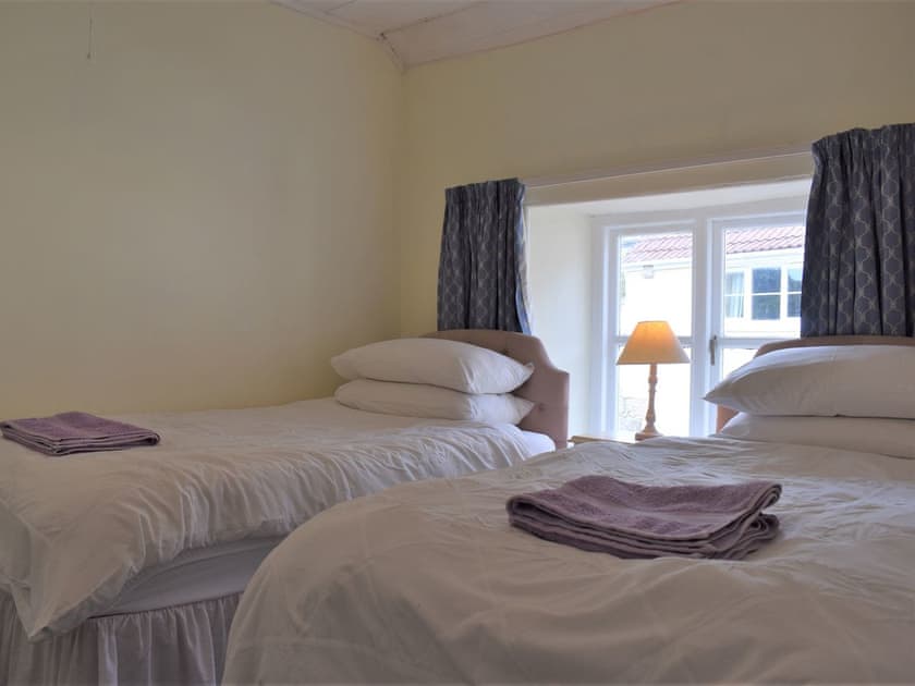 Twin bedroom | Scenery Cottage, Bridford