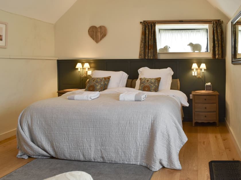 Super Kingsize Bed. Can be converted into two single beds making it a twin room on request. | Paddock View, Knole, near Langport.