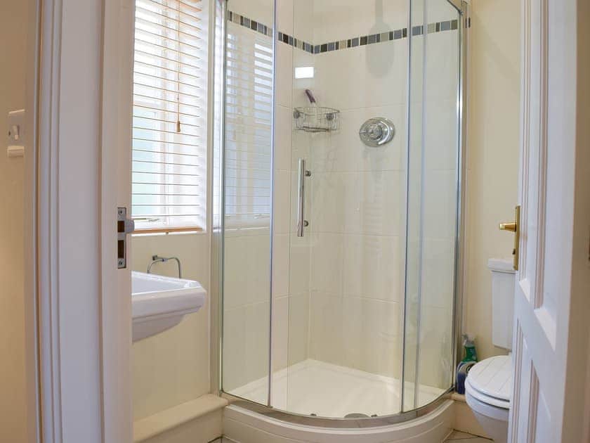 En-suite | Len Cottage - Nene Valley Cottages, Clopton, near Kettering