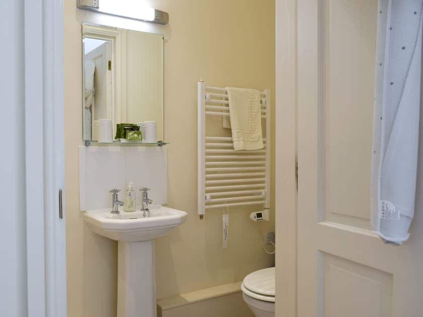En-suite | Graham Cottage - Nene Valley Cottages, Clopton, near Kettering