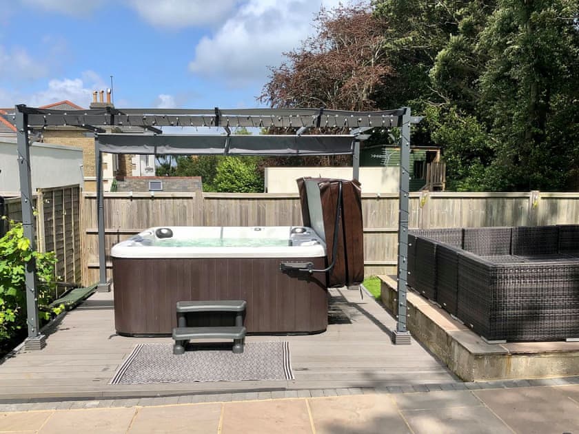 Hot tub | Kia Rosa, Ryde