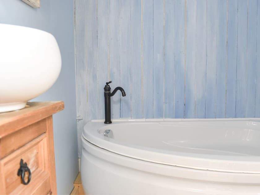 Bathroom | Brook Cottage, Dawlish