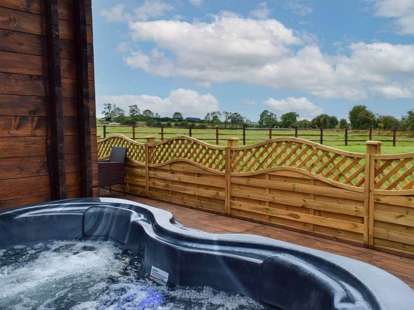 Hot tub | Reynard’s Retreat - Coplow Cabins, Billesdon, near Leicester