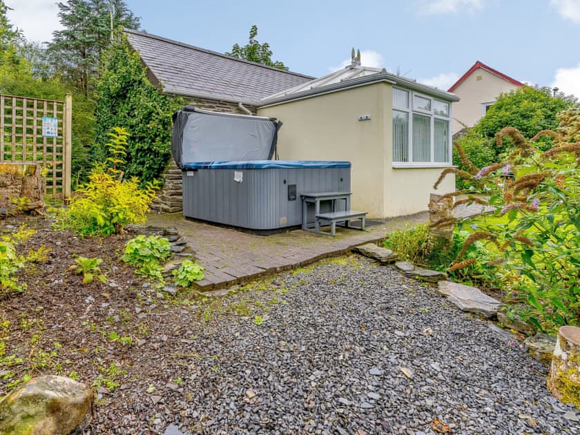 Hot tub | Ivy Cottage - Wellstone Cottages, Llanfyrnach