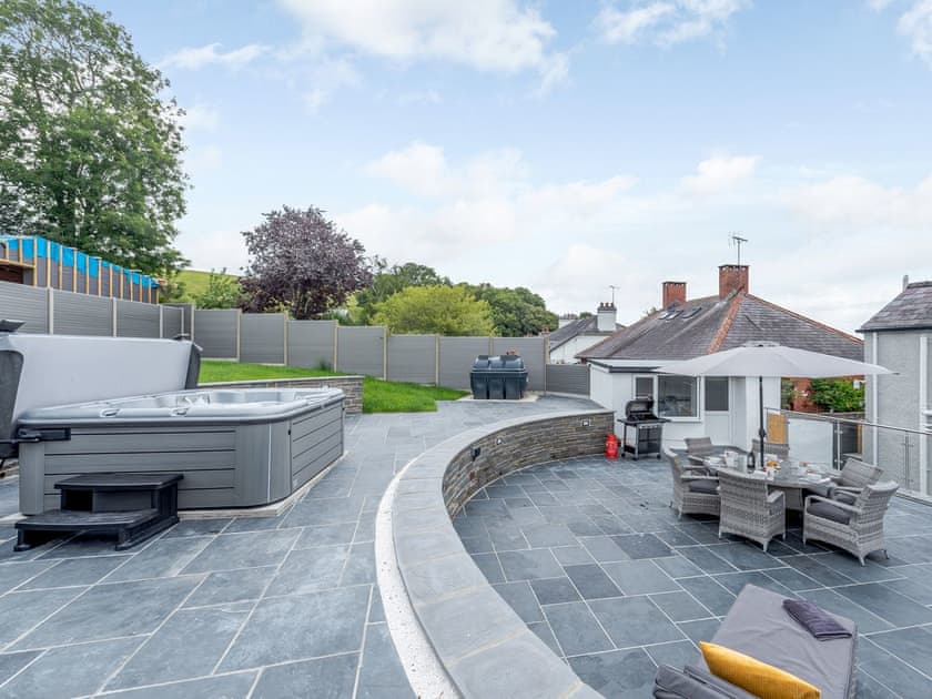 Hot tub | Islwyn, Aberaeron