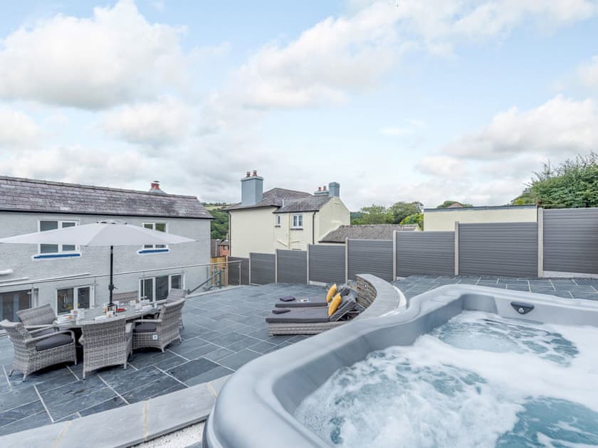 Hot tub | Islwyn, Aberaeron