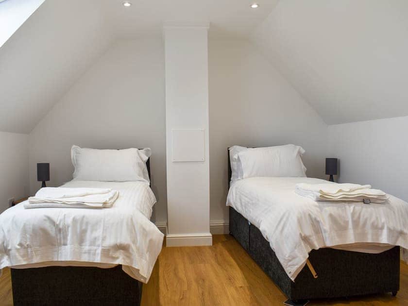 Twin bedroom | Fallow Cottage - White Hart Cottages, Hadleigh