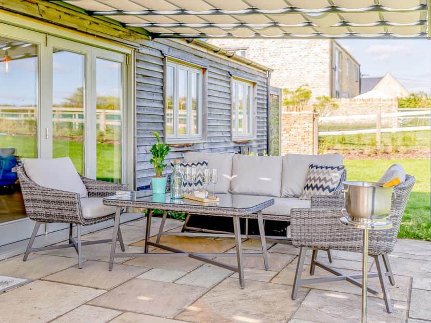 Sitting-out-area | The Stalls, Burford