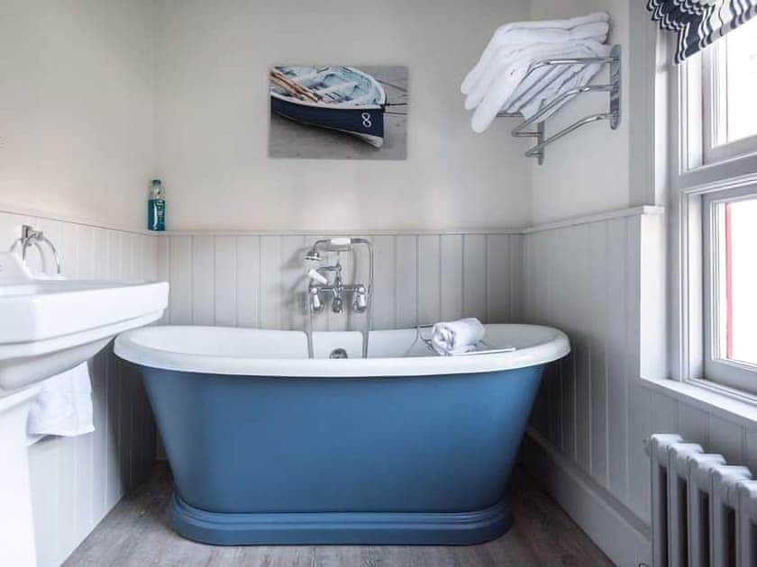 Family bathroom | Red Cottage, St Just in Roseland, Nr St Mawes