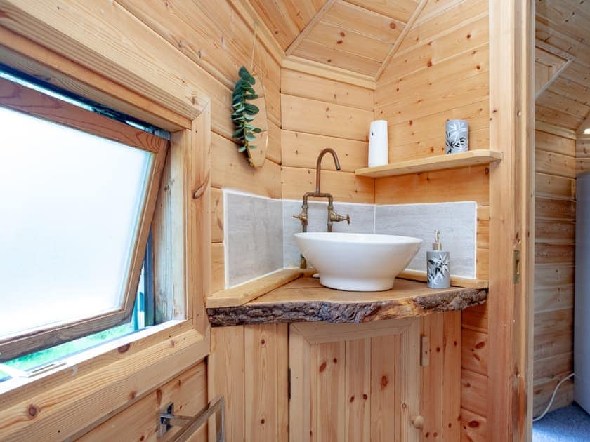 Shower room | Coot Roundhouse - Ponsford Ponds, Knowle, near Cullompton