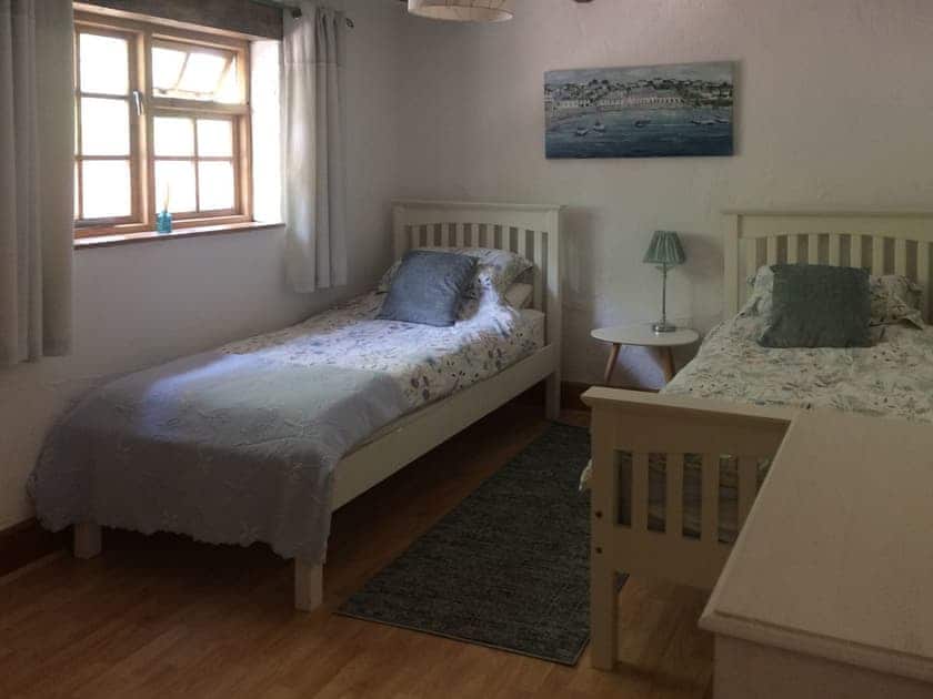 Twin bedroom | Oak Tree Cottage - Grove Cottages, Instow, near Barnstaple