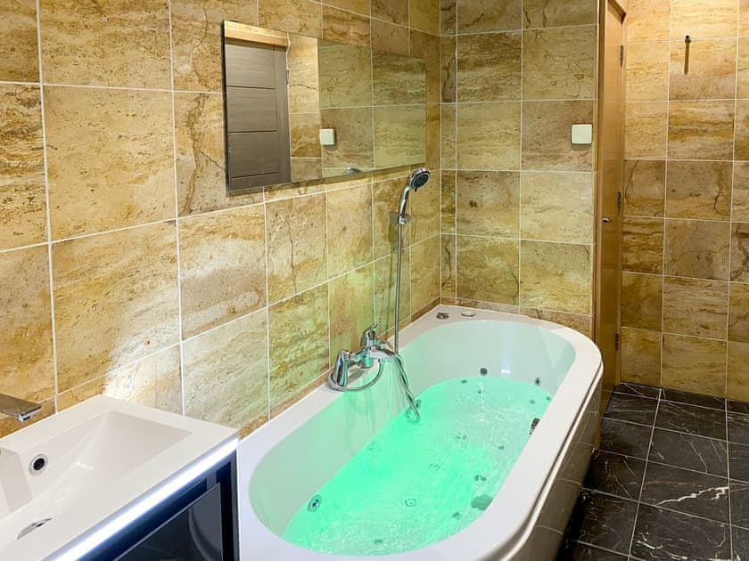 Bathroom | Woolbarn - Wooldown Holiday Cottages, Marhamchurch, near Bude