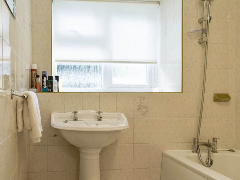 Bathroom | Sisial Y Gwynt, Llanarmon yn Lal