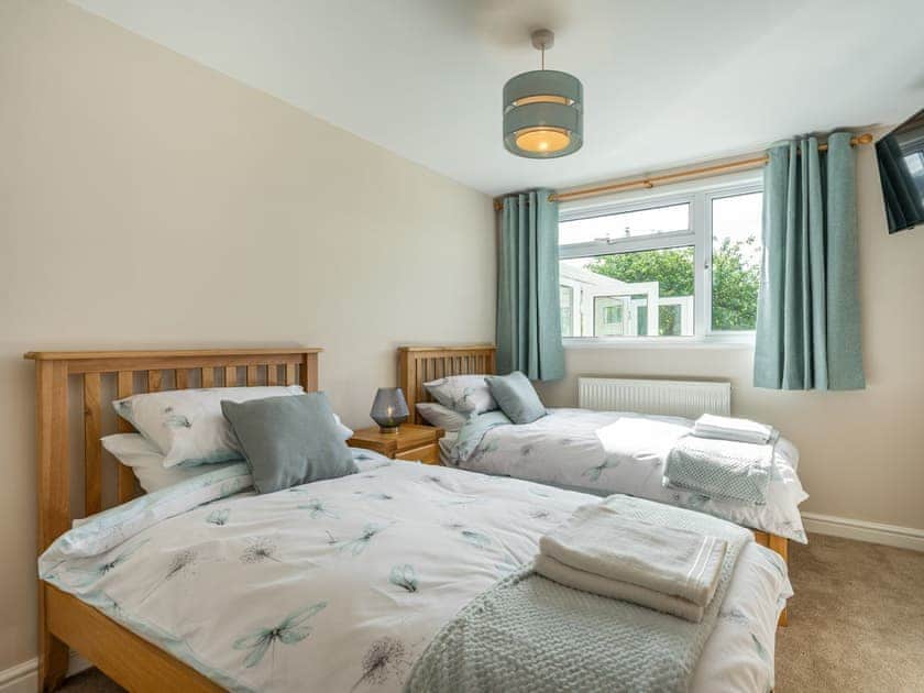 Twin bedroom | Meadowcroft, Hundred House, near Llandrindod Wells