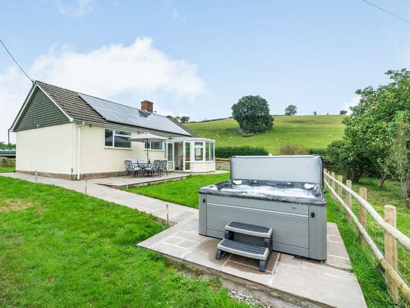 Hot tub | Meadowcroft, Hundred House, near Llandrindod Wells