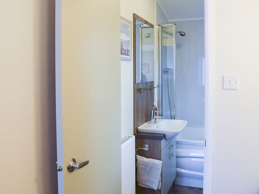 En-suite | Riverside Lodge, Perthshire