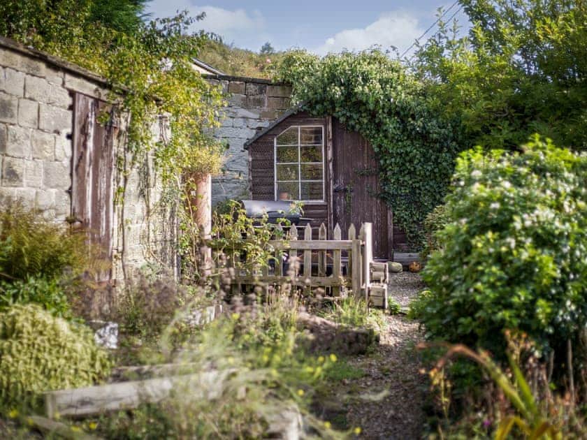 Garden and grounds | Apple Tree Cottage - Harewood Holidays, Harewood, near Leeds