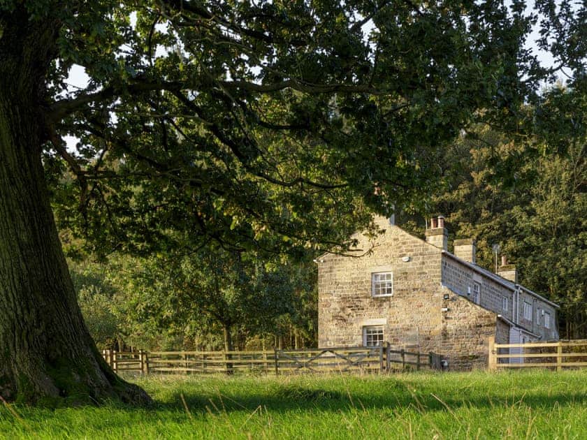 Setting | Carr Cottage - Harewood Holidays, Harewood, near Leeds