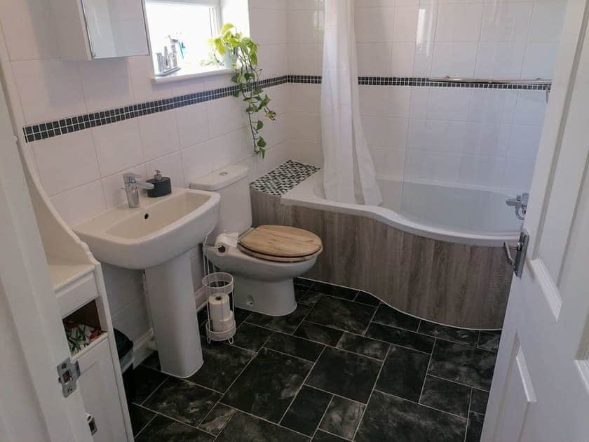 Bathroom | Smile ’n’ Wave, Gorleston-on-Sea