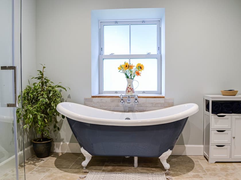 Bathroom | Cullew Bothy, Kirriemuir