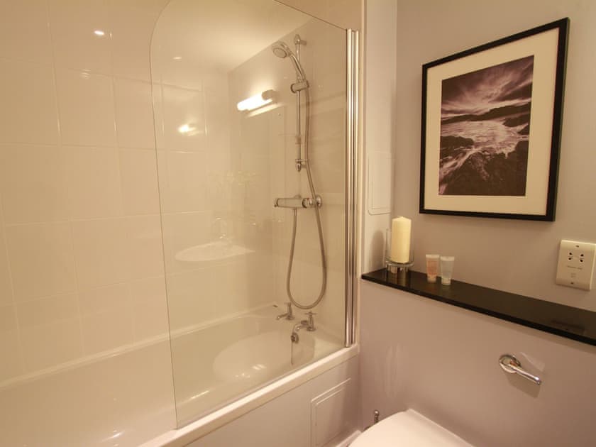 Bathroom | Raven Wing 14 - Glenwood - Highland Club, Fort Augustus