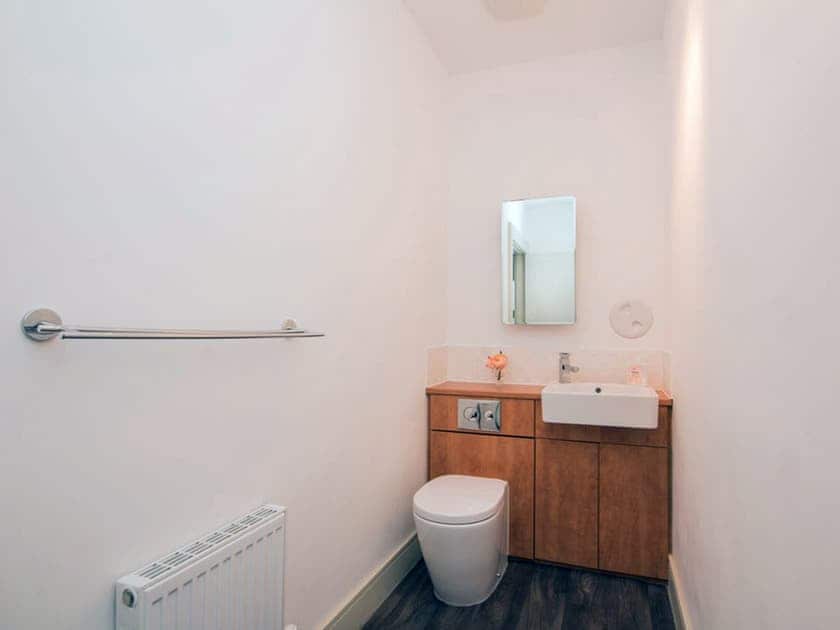 Bathroom | 7 Westercraigs Apartment, Inverness