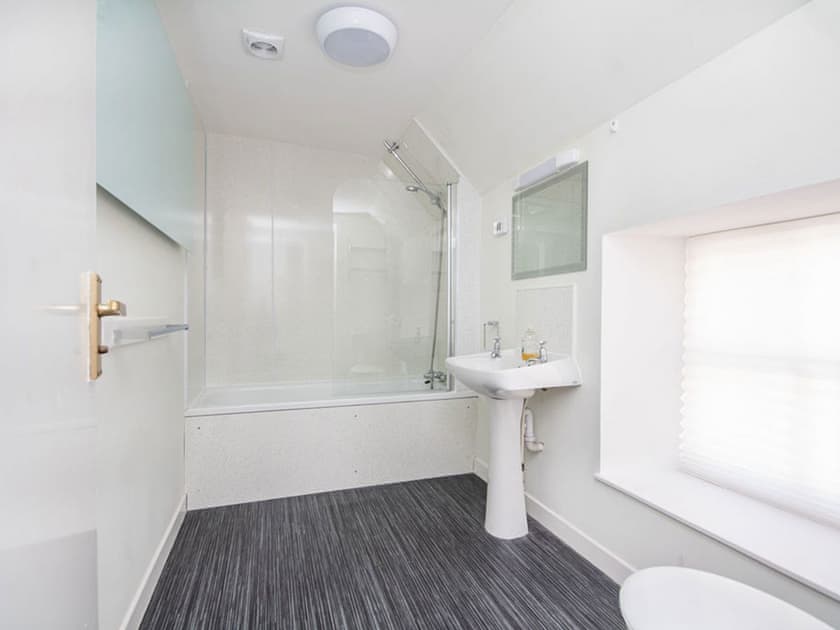 Bathroom | Alexander Cottage - Alexander Place, Inverness