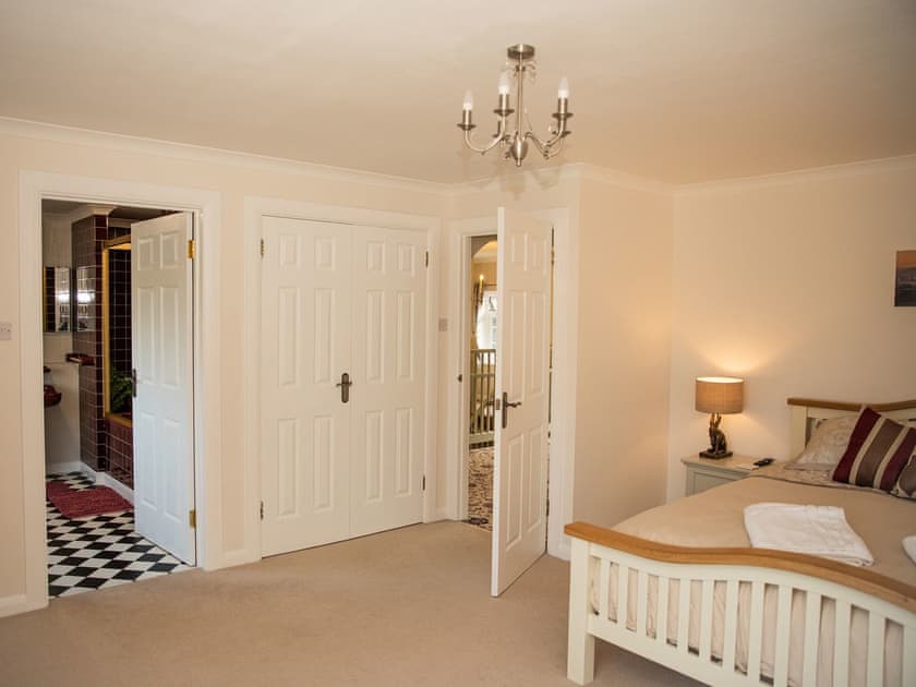 Superking size bed. Spacious En-suite bathroom with bath/shower | Crickledown, High Ham, Langport