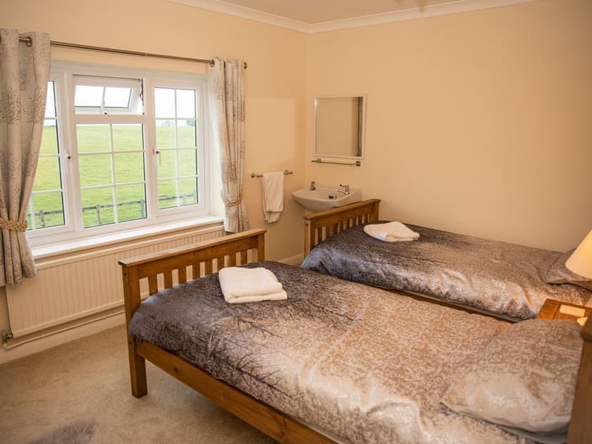 Twin bedroom | Crickledown, High Ham, Langport