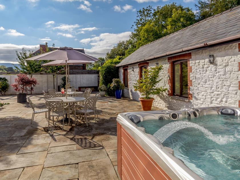 Hot tub | White Horse Farm, Abergavenny