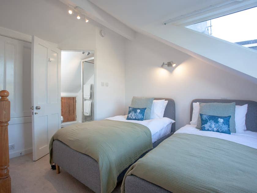 Twin bedroom | The Lookout 43, Brixham