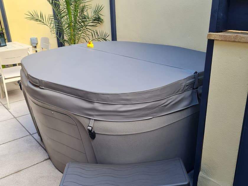 Hot tub | Shepherds Knapp Lodge - Shepherds Knapp Cottages, Axminster