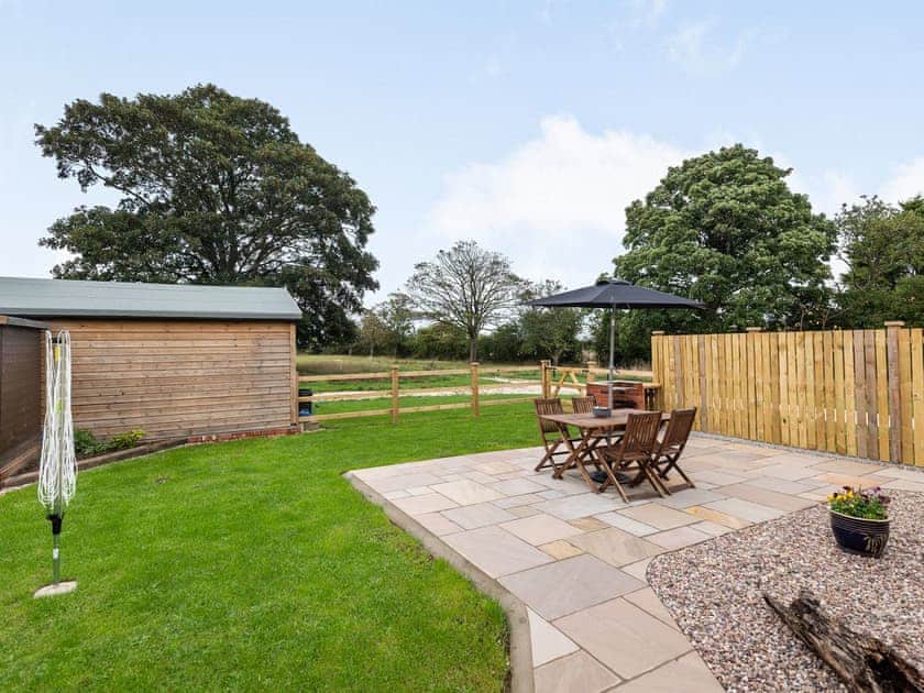Garden | Sycamore Lodge - Holding Holiday Homes, Hogsthorpe