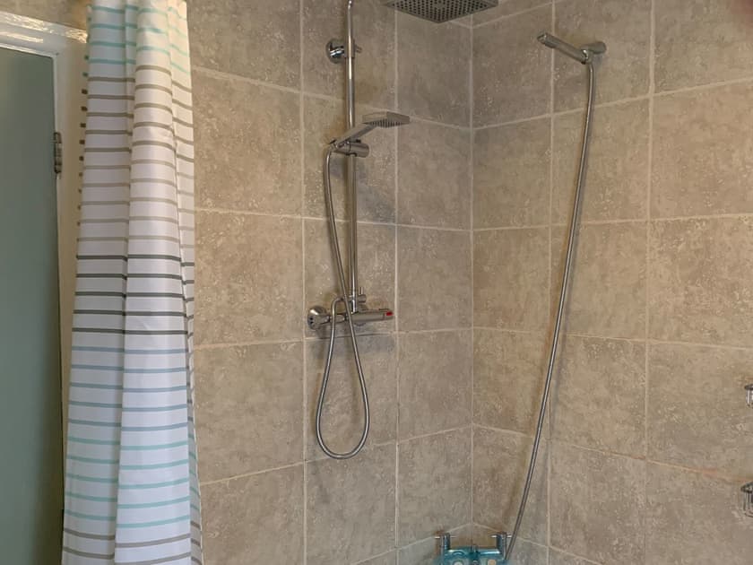 3 over head showers  | Quaker’s Cottage, Skinningrove, near Saltburn-by-the-Sea