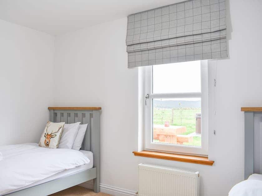Twin bedroom | 1 Dalbuaick Farm Cottage, Carrbridge