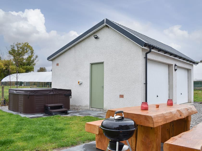 Hot tub | 1 Dalbuaick Farm Cottage, Carrbridge