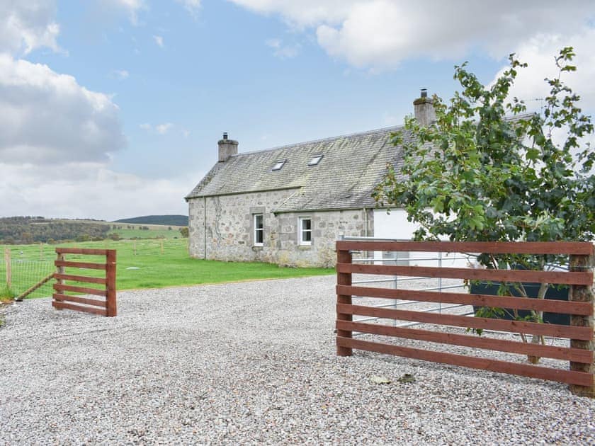 Driveway | 1 Dalbuaick Farm Cottage, Carrbridge