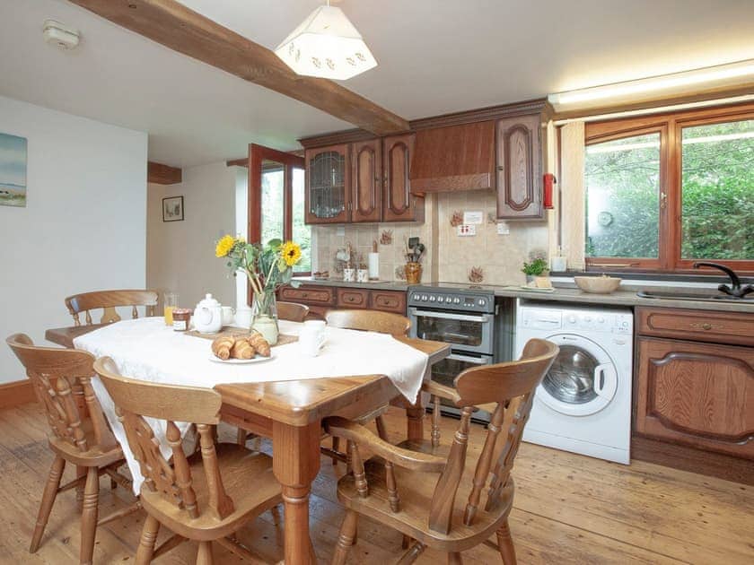 Kitchen/diner | Coachman’s lodge - South Allington Barns, Kingsbridge