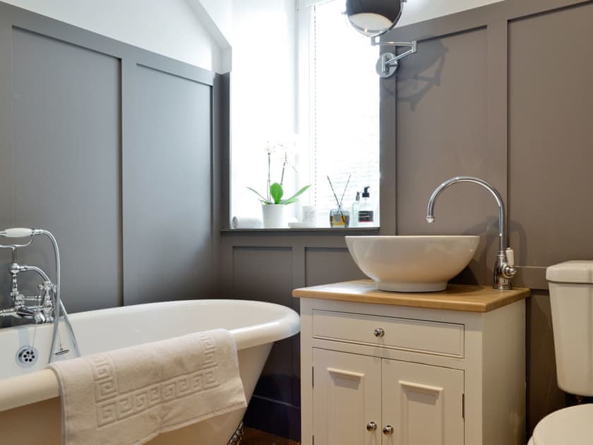 Bathroom | Darroch View, Ballater