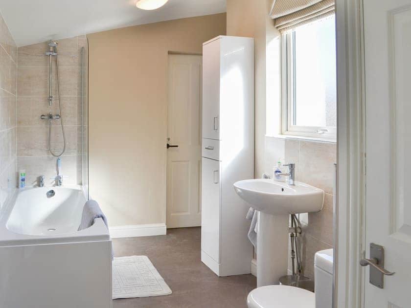 Bathroom | Lowey’s Harbour Cottage, Bridlington