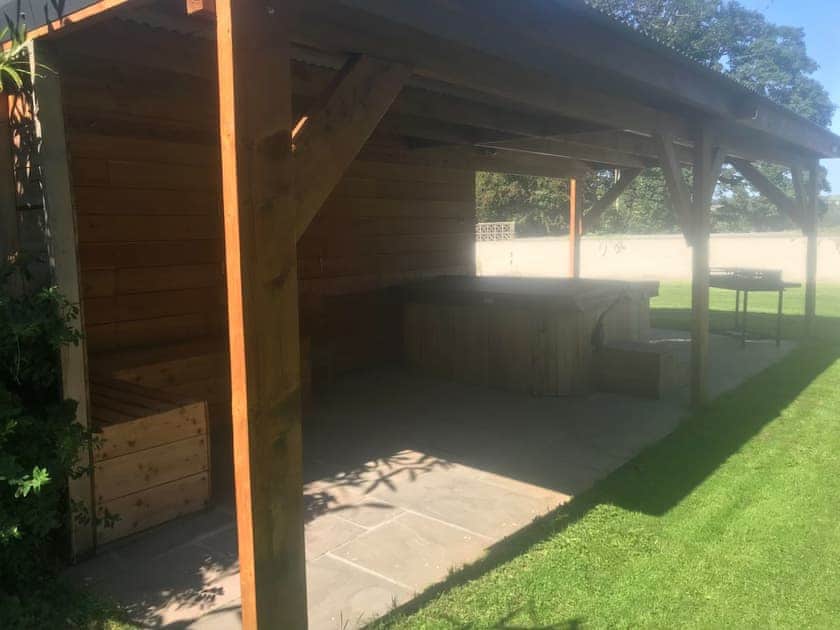 Hot tub | Blackmoor Farmhouse, Ludchurch, near Amroth