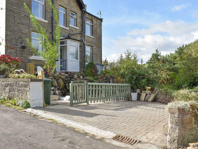 Outdoor area with private parking space | Slant End Cottage, Linthwaite